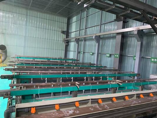 İyi fiyat Şampanya, Siyah, Kahverengi, Gümüş de dahil olmak üzere 30-50um profilli ve özelleştirilebilir boya renkleriyle alüminyum yüzey tedavisi için sert anodlama hattı ekipmanları çevrimiçi