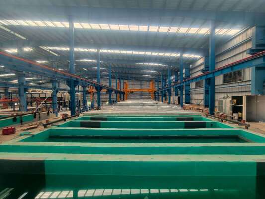 İyi fiyat MEI-AL 500 Ton/Aynı Tam Otomatik PLC Kontrol Anodizasyon hattı ekipmanları 5-25 μm Film Kalınlığı ile çevrimiçi
