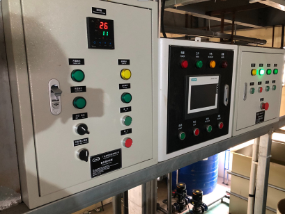 İyi fiyat 80 ton/ay Tam otomatik PLC kontrollü alüminyum anodizasyon hattı ±1°C hassas sıcaklık kontrolü ile Çevrimiçi